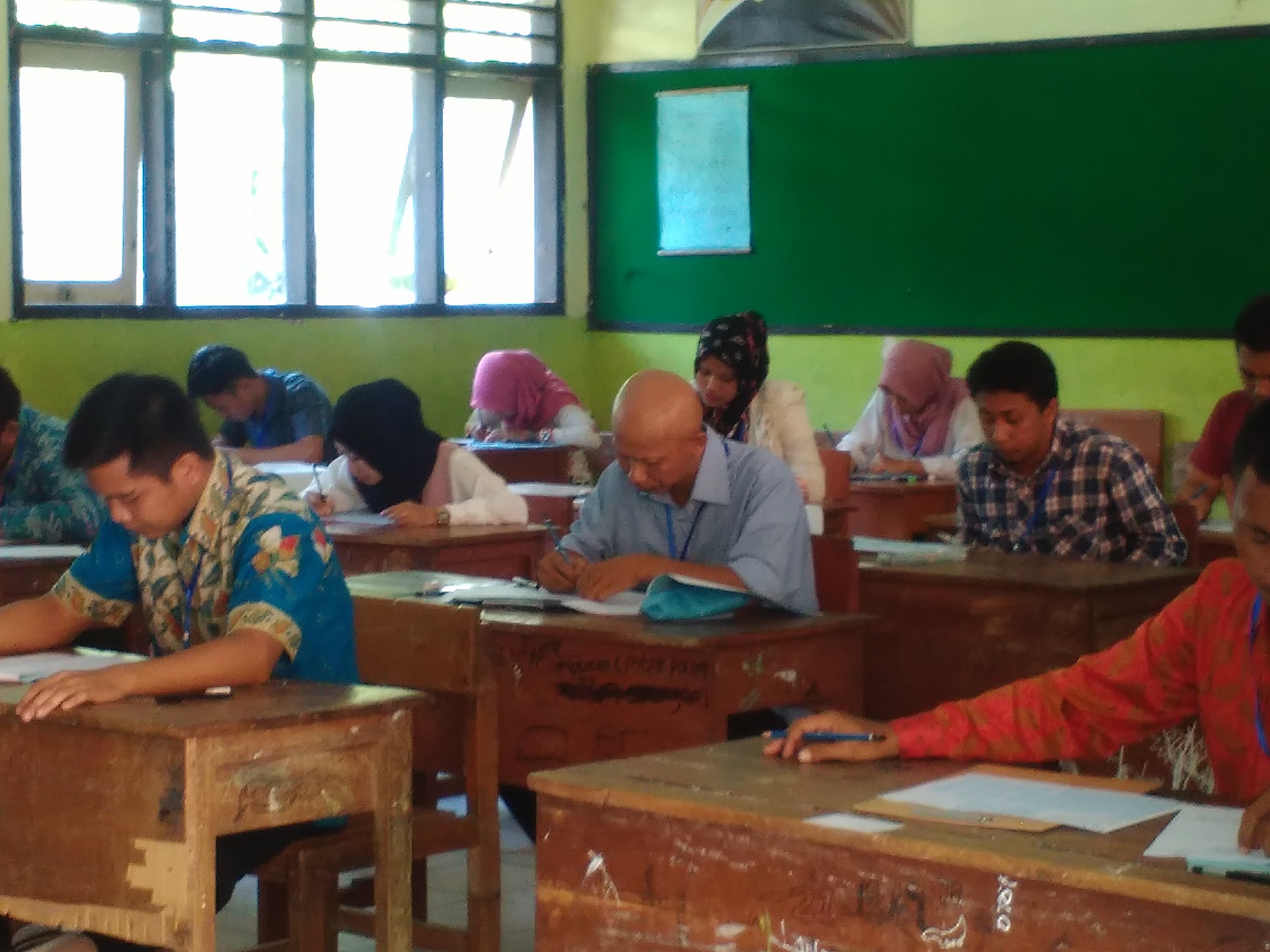 Peserta Ujian tes "Tampak Tenang Dan Tertib Saat Mengerjakan Soal"