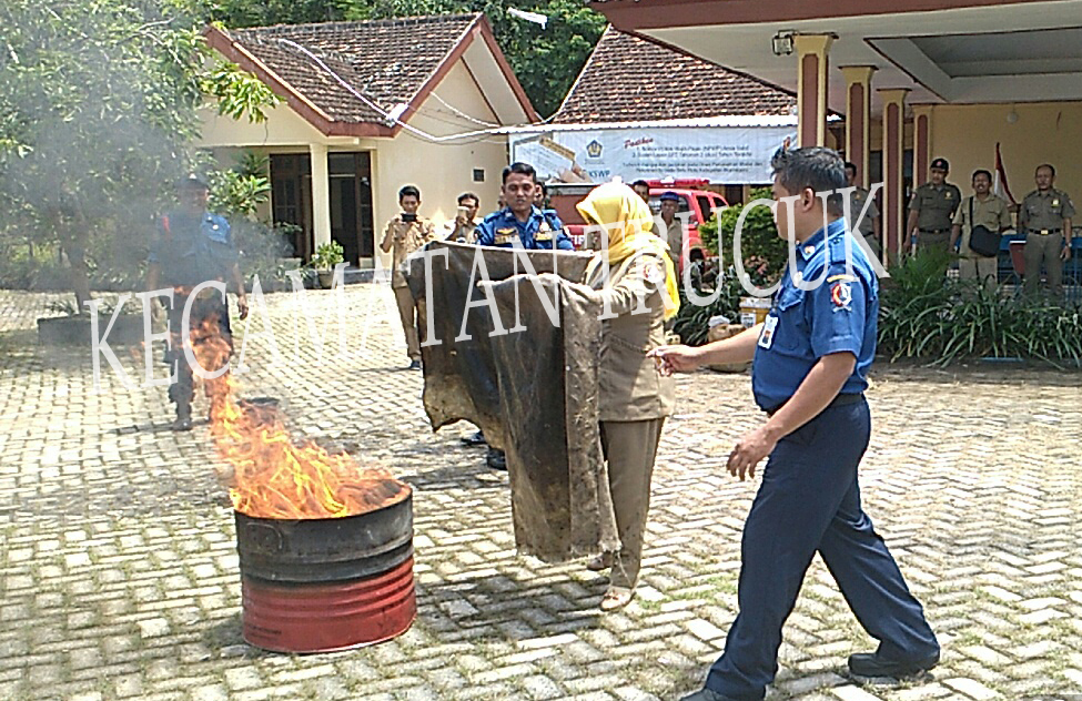 Damkar Meminta Masyarakat Tidak Panik Saat Terjadi Kebakaran Dan Segera Melapor