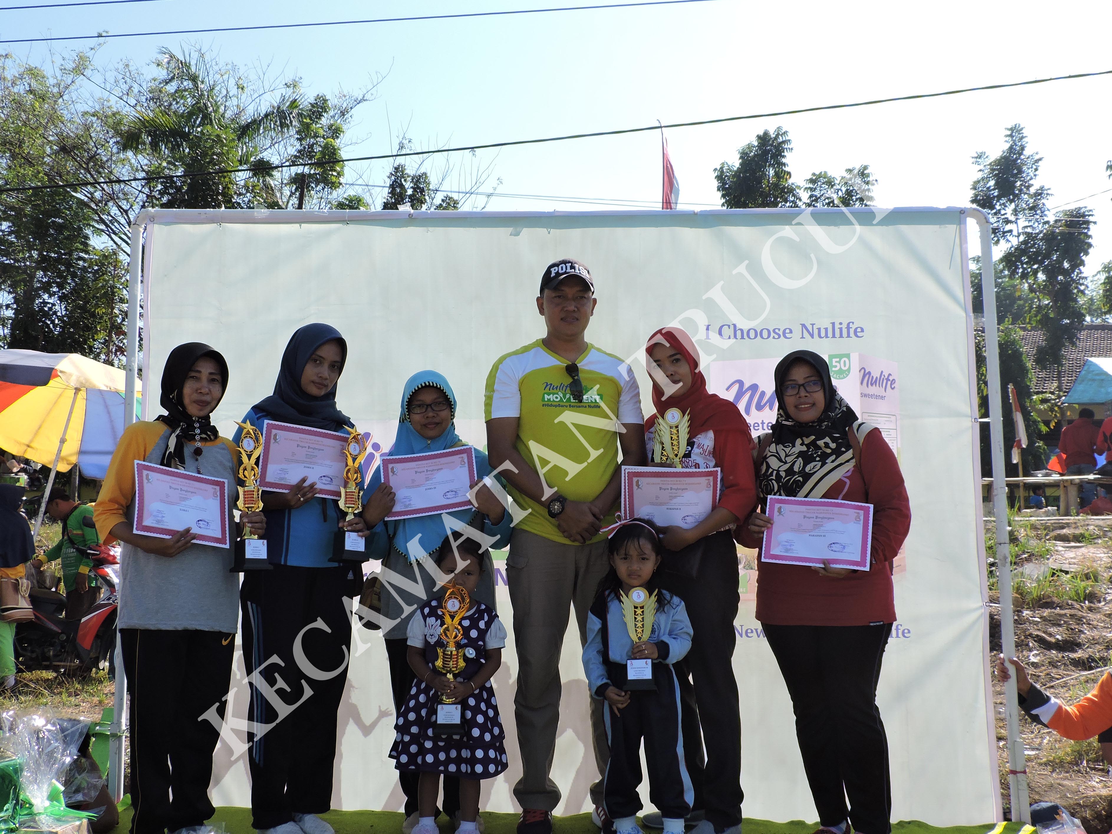 "Waji Menyerahkan Ratusan Piala Serta Tropi Pada Juara Lomba" HUT RI Ke 73 Kecamatan Trucuk