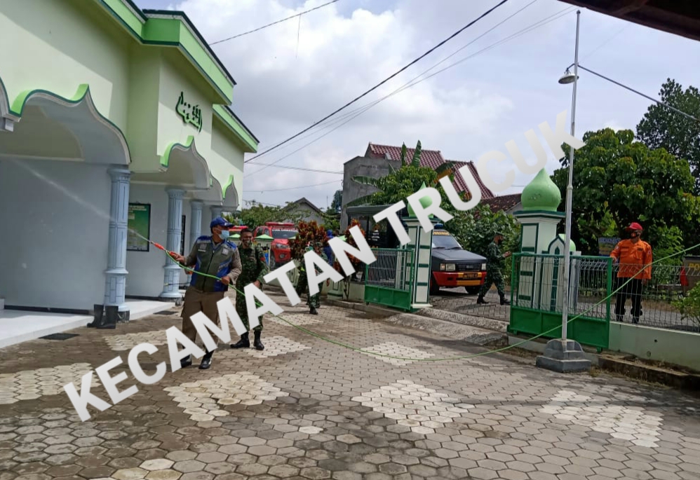 Penyemprotan Disinfektan Diperkantoran Dan Fasilitas Umum Kecamatan Trucuk