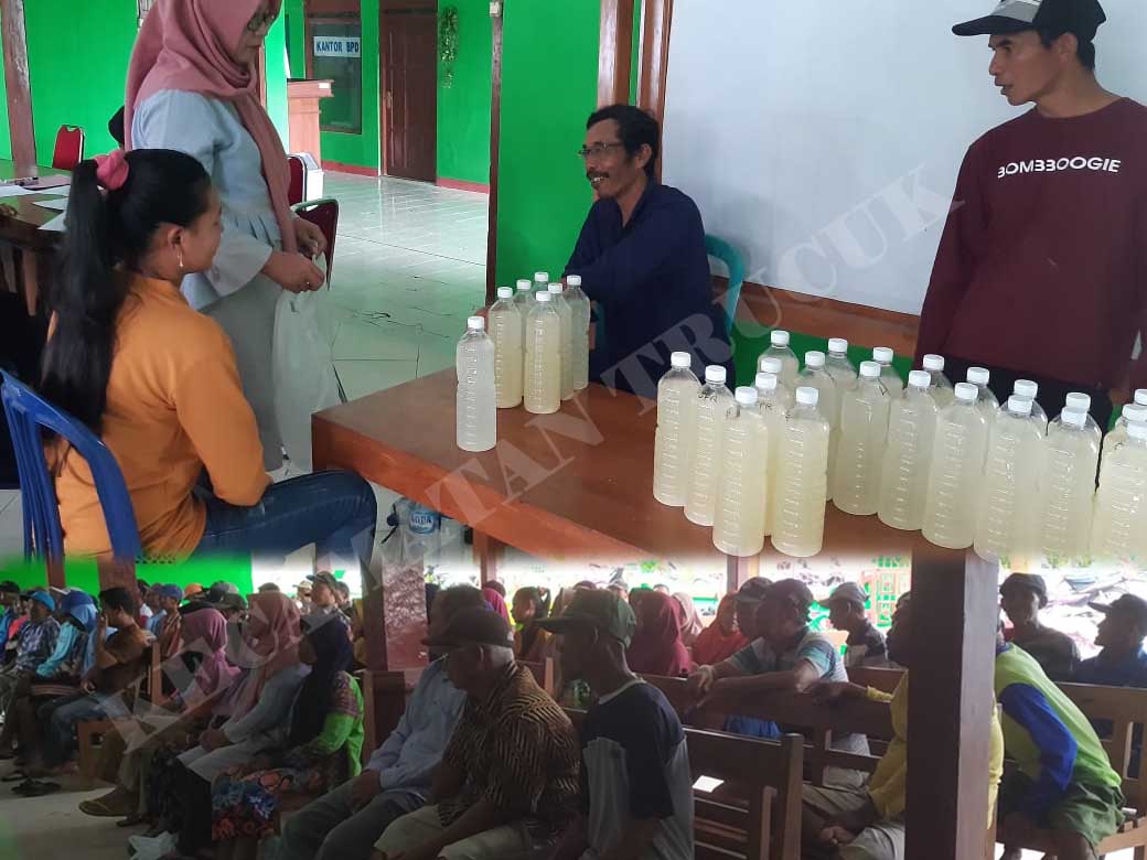 Pemdes Sumberejo Bagikan Pupuk  Organik Ke Petani