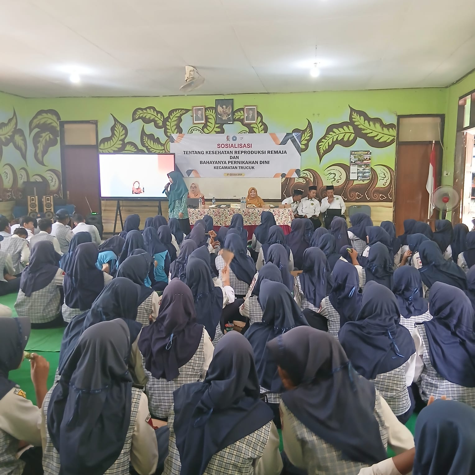 SOSIALISASI TENTANG KESEHATAN REPRODUKSI REMAJA DAN BAHAYANYA PERNIKAHAN DINI OLEH TP PKK KEC TRUCUK