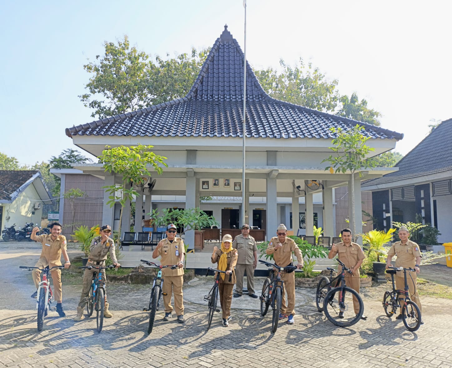 Tingkatkan Efisiensi dan Kesehatan, Pegawai Kecamatan Trucuk Galakkan Gerakan Bersepeda ke Kantor