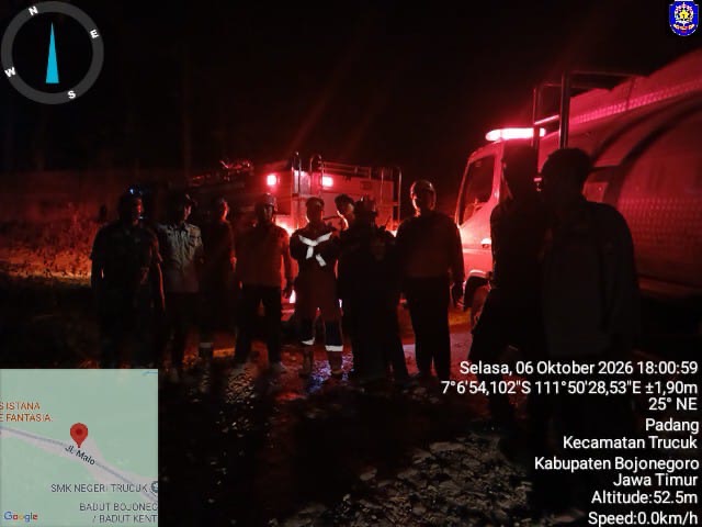 Respons Cepat Satpol PP dan Damkarmat Tangani Kebakaran Rumpun Bambu di Desa Padang