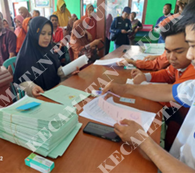 Menerima Sertifikat PTSL Warga Gembira
