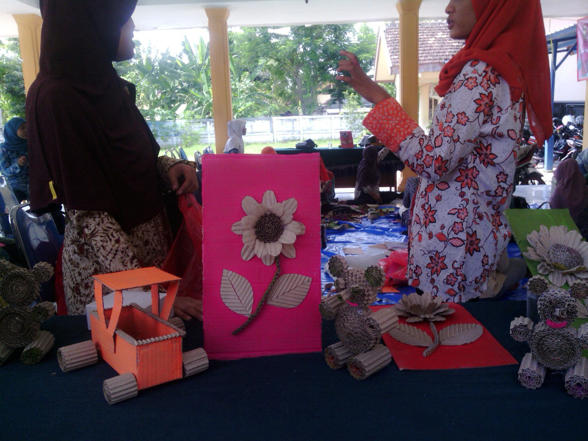 Pembuatan APE dari bahan daur ulang kardus